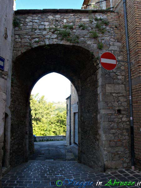 05-P9221380+.jpg - 05-P9221380+.jpg -  Antica porta di accesso al borgo.